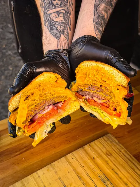 Hambúrguer Mirante cortado ao meio com queijo derretido