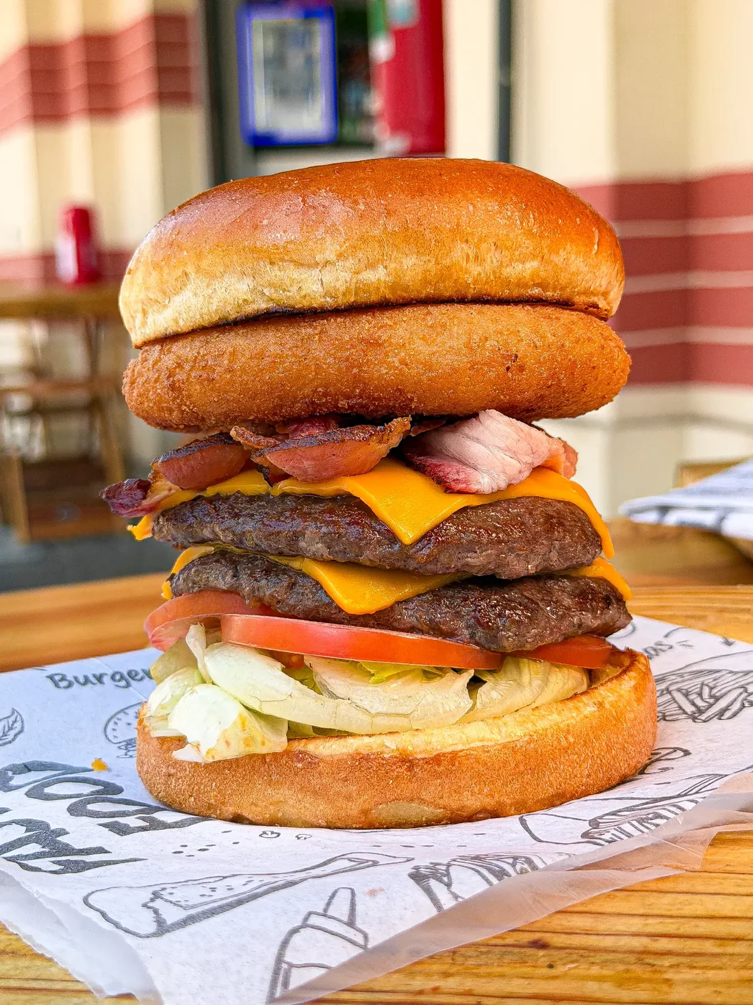 Hambúrguer Mirante com camadas de carne, queijo, bacon e salada