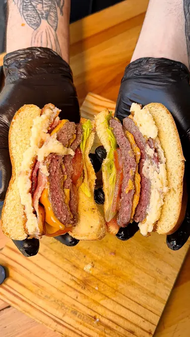 Hambúrguer cortado ao meio mostrando o recheio