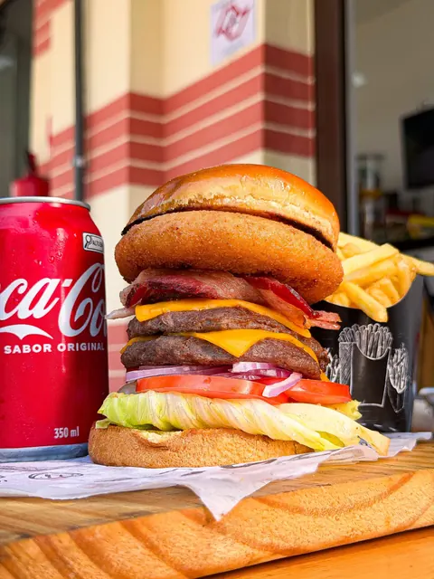 Hambúrguer Mirante acompanhado de batatas fritas e refrigerante