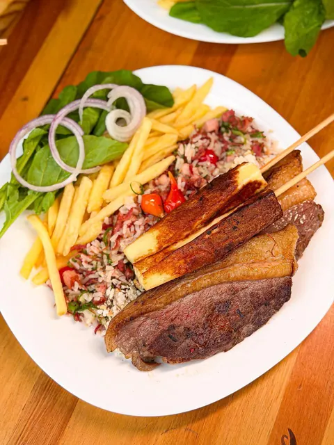 Prato de comida brasileira com carne, arroz, batatas e salada