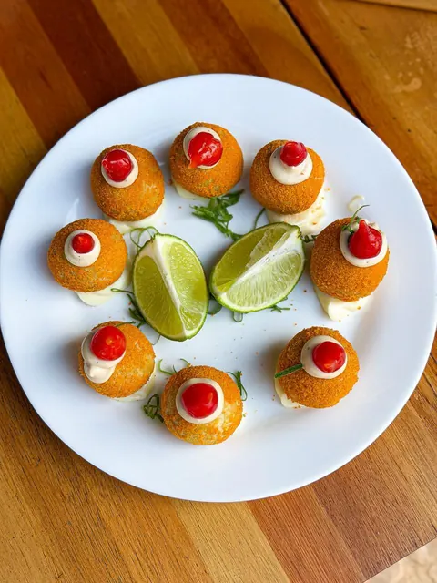 Porção de bolinhos com pimentas e limão