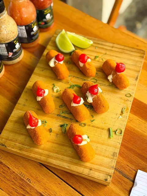 Bolinhos com pimentas e limão sobre uma tábua