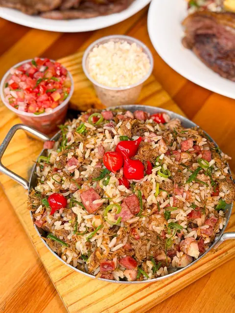 Arroz preparado com acompanhamentos e temperos frescos