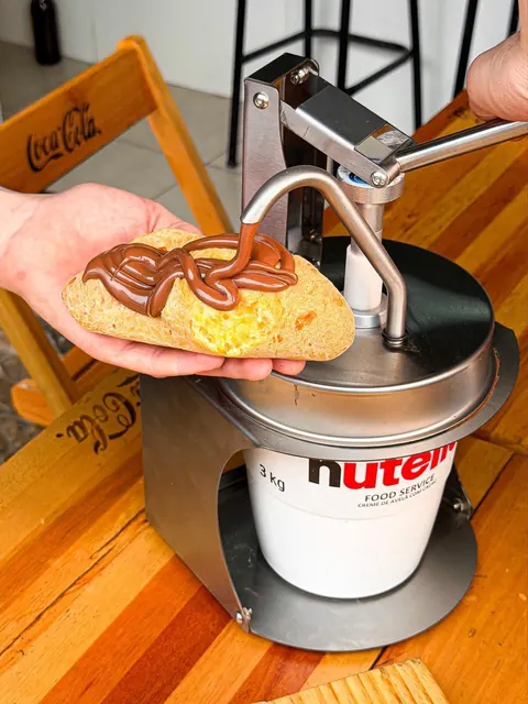 Preparação de doce com creme de chocolate